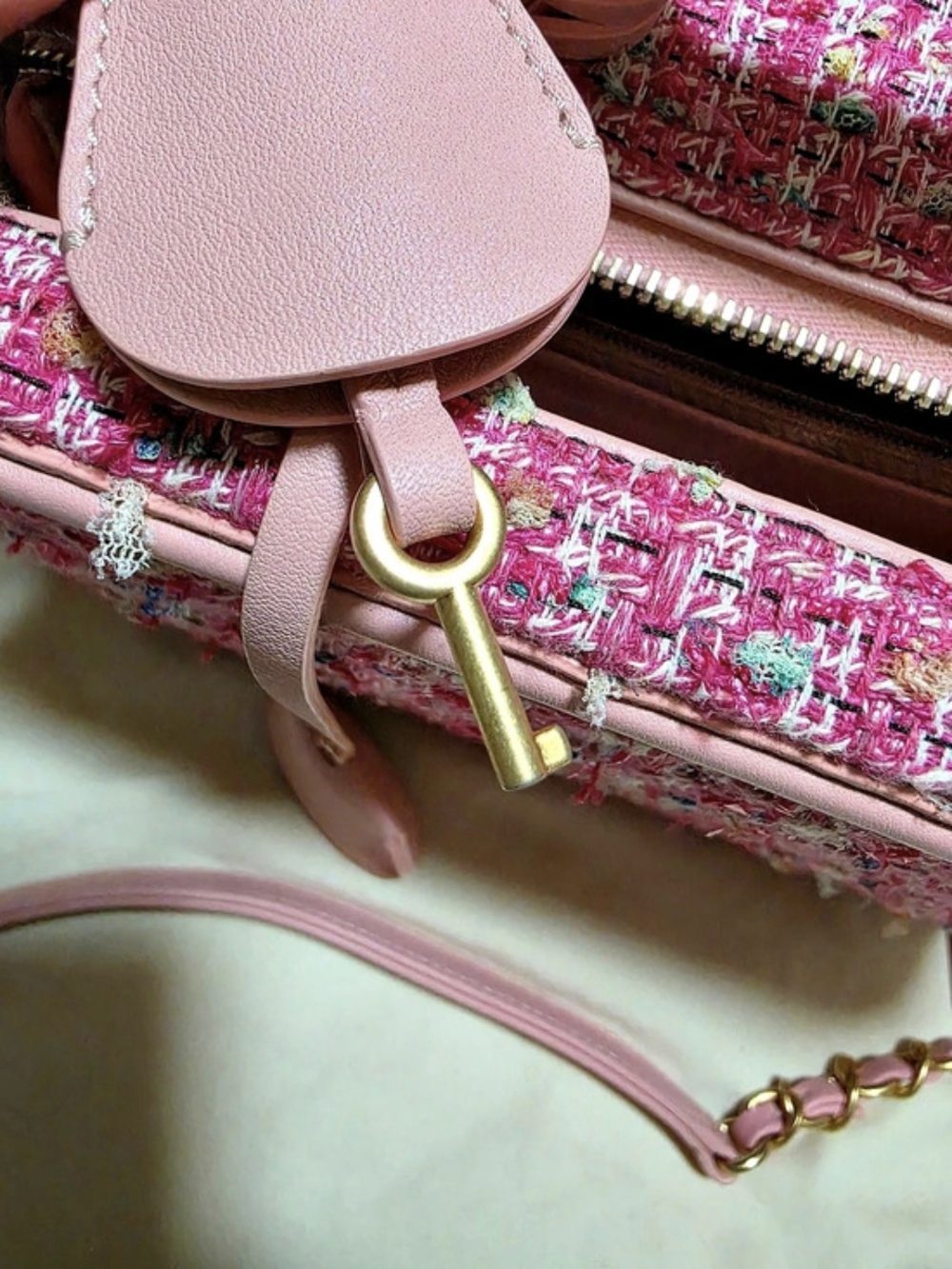 Chanel Pink Tweed CC Filigree Vanity Case - Picture 14 of 15